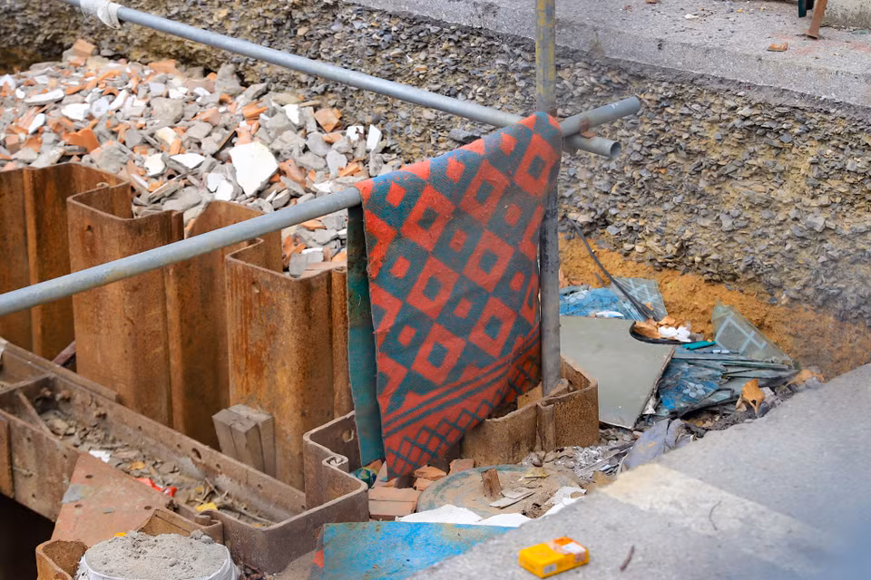 Xung quanh các miệng giếng là rác thải để bừa bãi. (Ảnh: Hoài Nam/Vietnam+) 