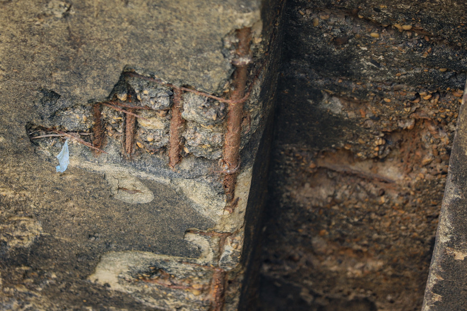 Hình ảnh ghi nhận thực tế cho thấy một số đoạn cửa cống đê Liên Mạc đã bong tróc, cốt kim loại bên trong đã hoen gỉ. (Ảnh: Hoài Nam/Vietnam+)