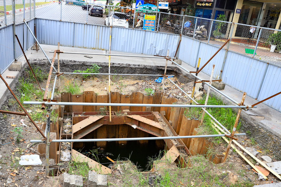 Cỏ đã mọc bên trong những 'lô cốt tôn' trên đường Vũ Trọng Khánh. (Ảnh: Hoài Nam/Vietnam+) 