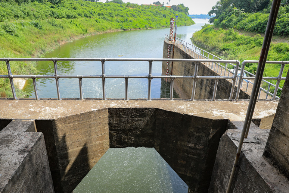 Một số cống dưới đê ở Hà Nội đã được xây dựng từ lâu là cống Liên Mạc, Long Tửu. Cùng với đó, các cống mới xây dựng chưa trải qua các trận lũ lớn đang đứng trước thử thách khi mùa mưa bão đang tới.(Ảnh: Hoài Nam/Vietnam+)