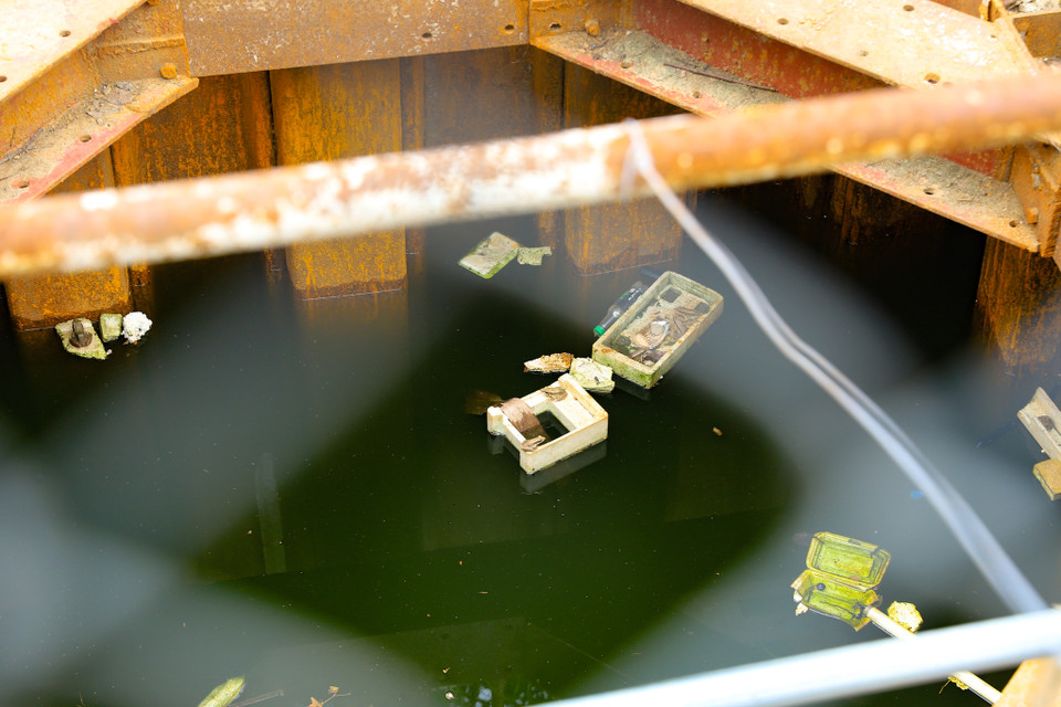 Dưới lòng giếng cũng bất đắc dĩ trở thành nơi chứa rác, hộp xốp. (Ảnh: Hoài Nam/Vietnam+) 