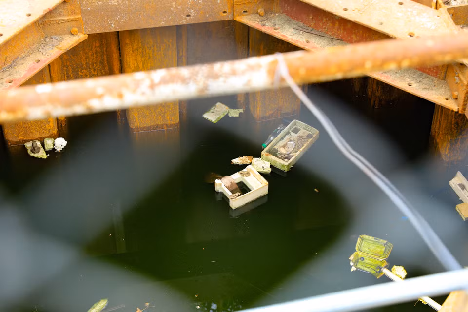 Dưới lòng giếng cũng bất đắc dĩ trở thành nơi chứa rác, hộp xốp. (Ảnh: Hoài Nam/Vietnam+) 