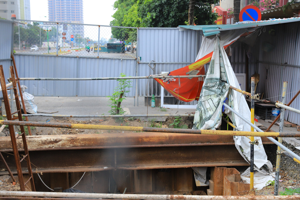 Khu vực làm lán nghỉ ngơi của công nhân cũng bỏ trống. (Ảnh: Hoài Nam/Vietnam+) 