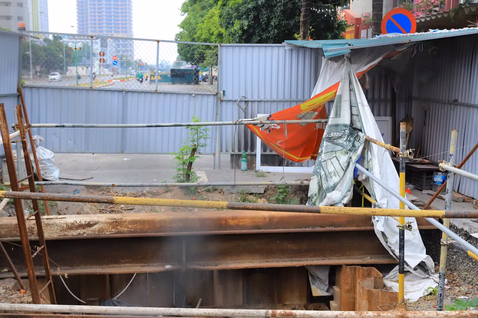 Khu vực làm lán nghỉ ngơi của công nhân cũng bỏ trống. (Ảnh: Hoài Nam/Vietnam+) 