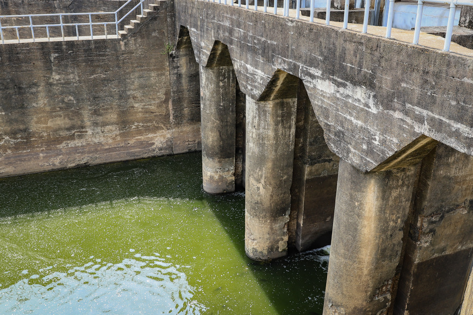 Ngoài những cống đê mới, cống Liên Mạc (Bắc Từ Liêm, Hà Nội) được người Pháp xây dựng từ năm 1938, nằm bên bờ hữu đê sông Hồng. Cống gồm 4 cửa lấy nước rộng 3m. (Ảnh: Hoài Nam/Vietnam+)