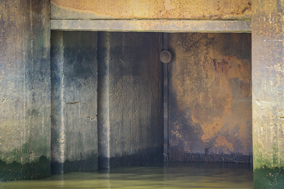 Các cống lớn, đáy cống thấp như Liên Mạc, Long Tửu, cần được địa phương đặc biệt quan tâm, sẵn sàng ứng phó sự cố cống để bảo vệ an toàn các tuyến đê. (Ảnh: Hoài Nam/Vietnam+)