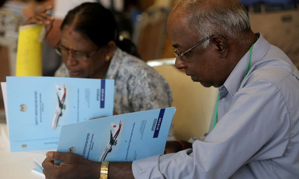 Người thân hành khách MH370 đọc bản kết luận mới nhất.(Nguồn: Reuters)
