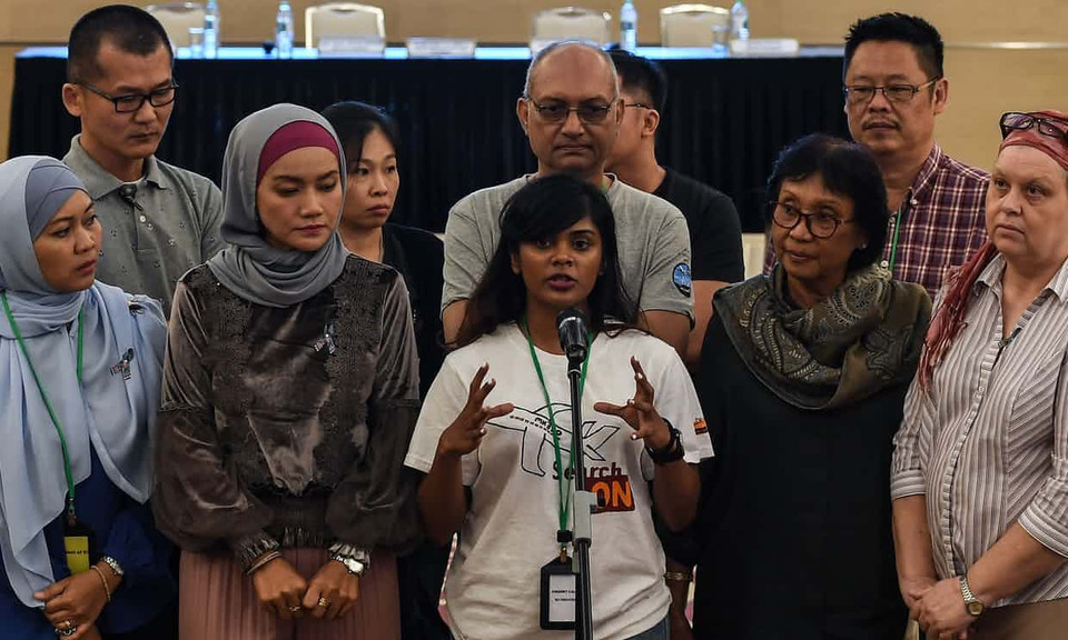  Cô Grace Nathan, con gái của một hành khách trên chuyến bay MH370 là Anne Daisy, phát biểu tại buổi công bố kết luận mới nhất. (Nguồn: Reuters)