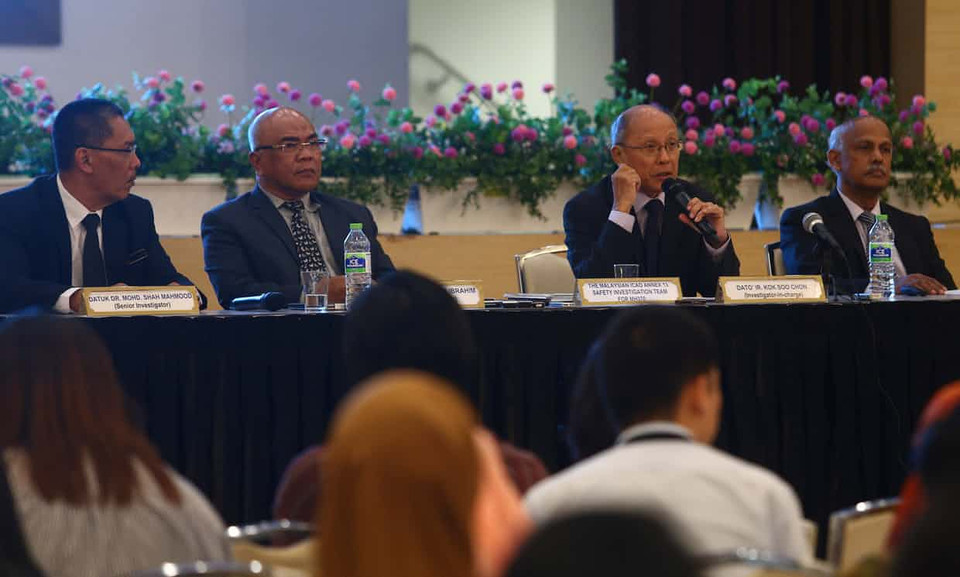 Các quan chức về an toàn bay Malaysia trong buổi công bố kết luận về MH370 (Nguồn: Reuters)