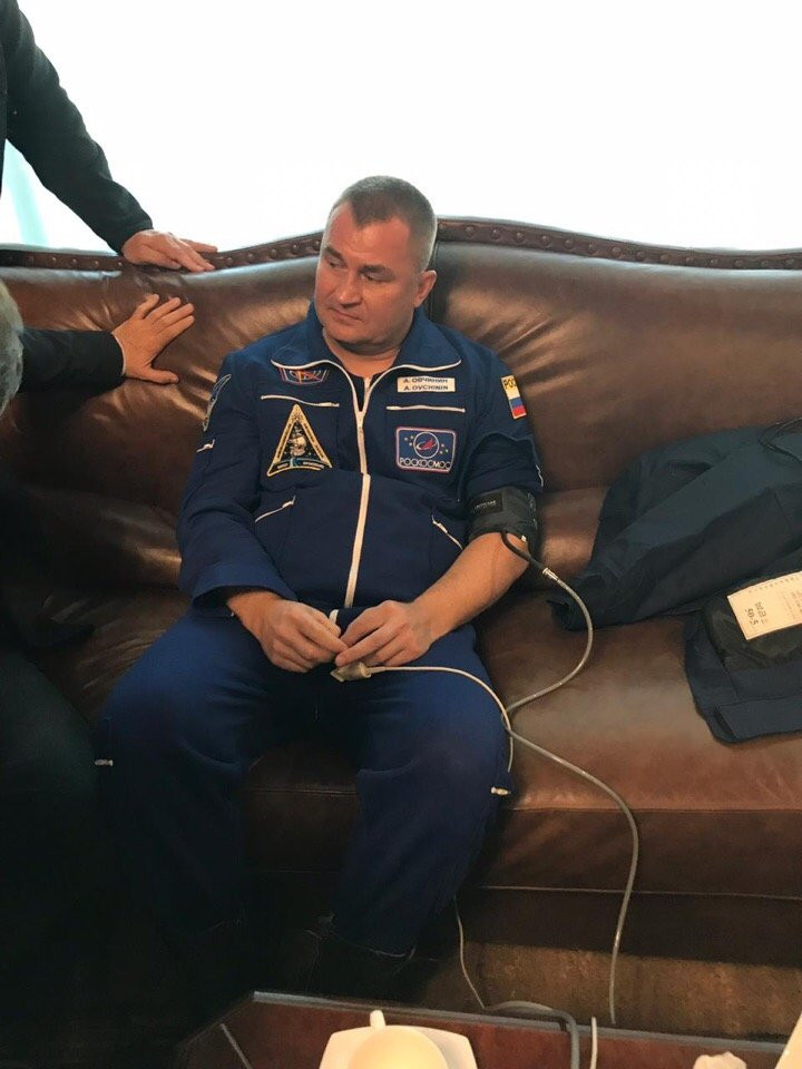 Phi hành gia Ovchinin được kiểm tra sức khỏe sau khi tàu hạ cánh khẩn cấp