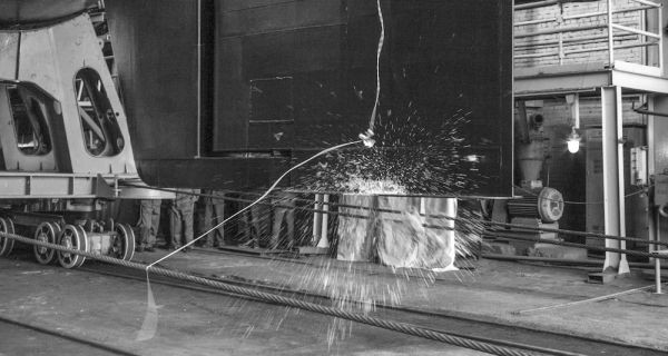  3/ Tàu ngầm Hà Nội chính thức hạ thủy theo nghi thức truyền thống