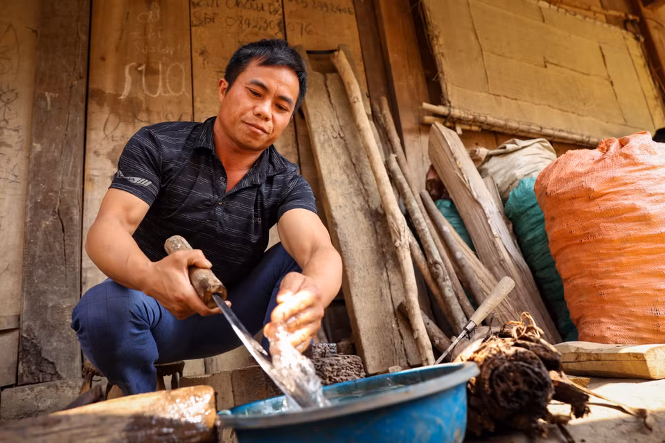 ‘Công đoạn này không đòi hỏi sức lực nhiều, nhưng yêu cầu người thợ phải khéo léo và dẻo tay để có thể mài cho con dao được bóng, mịn và sắc,’ anh Cứ A Dụ, một thợ rèn chia sẻ. (Ảnh: Hoài Nam/Vietnam+)