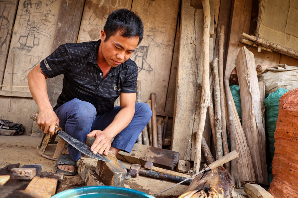 Khi dao được tôi nguội hẳn với nhựa chuối, người thợ sẽ mài bằng đá mài lấy từ vùng núi Nà Tấu (Điện Biên). (Ảnh: Hoài Nam/Vietnam+)