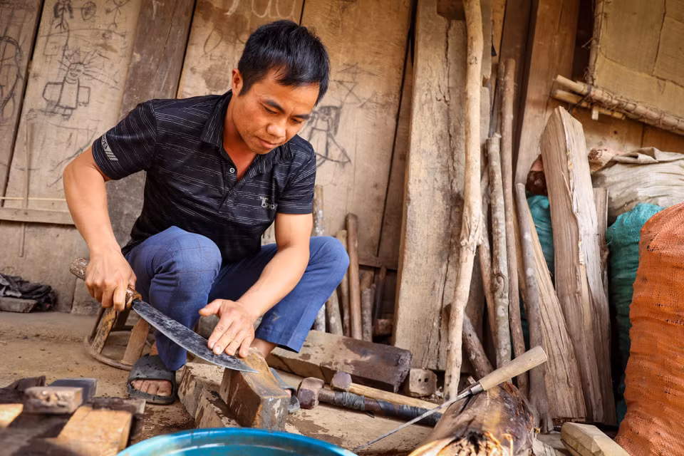 Khi dao được tôi nguội hẳn với nhựa chuối, người thợ sẽ mài bằng đá mài lấy từ vùng núi Nà Tấu (Điện Biên). (Ảnh: Hoài Nam/Vietnam+)