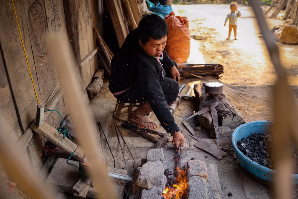 Người Mông duy trì nhiều nghề thủ công mang đậm nét văn hóa dân tộc, trong đó, nghề rèn được xem là nghề truyền thống gắn bó lâu đời nhất trong hoạt động đời sống, sản xuất của bà con. (Ảnh: Hoài Nam/Vietnam+)