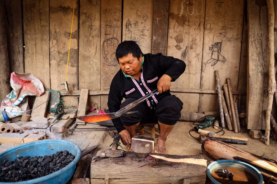 Để nhận biết thanh thép đã được nung nóng đủ già hay chưa, người thợ rèn phải nhận biết màu đỏ của thép bằng mắt thường, điều này yêu cầu người làm phải rất tinh tế và nhiều kinh nghiệm. (Ảnh: Hoài Nam/Vietnam+)