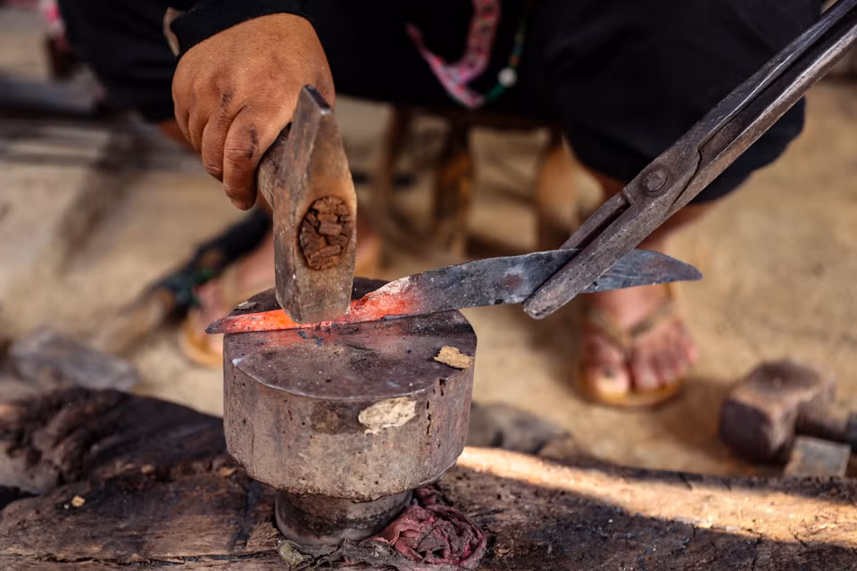 Nguyên liệu được sử dụng là những thanh thép có độ bền và tính đàn hồi tốt như nhíp ôtô. Người thợ rèn phải là người có sức khoẻ, sự khéo léo và kiên trì mới cho ra lò những sản phẩm tốt và đẹp mắt. (Ảnh: Hoài Nam/Vietnam+)