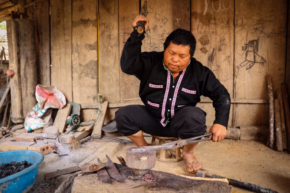 Mỗi ngày, anh Cứ A Nếnh (Điện Biên) thường dậy từ sáng sớm để làm dao cho khách đặt rồi mới làm những việc đồng áng khác trong ngày. (Ảnh: Hoài Nam/Vietnam+)
