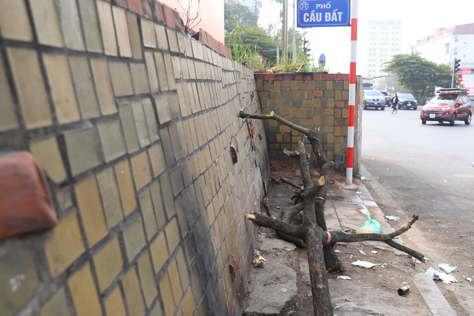 Công trình văn hóa này có nhiều những vết loang lổ, bốc mùi hôi hám bởi rác, nhất là đoạn đường từ ngã ba Cầu Đất-Trần Khánh Dư đến gầm cầu Long Biên. (Ảnh: Hoài Nam/Vietnam+)