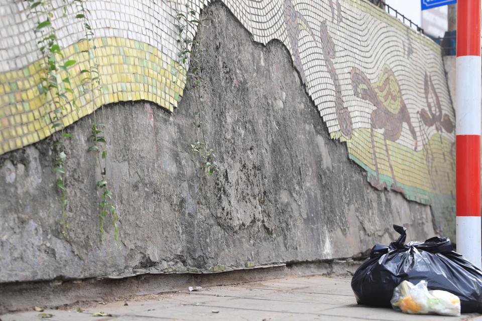 Không chỉ bong tróc, công trình còn là nơi 'tập kết' rác thải của những người thiếu ý thức. (Ảnh: Hoài Nam/Vietnam+)