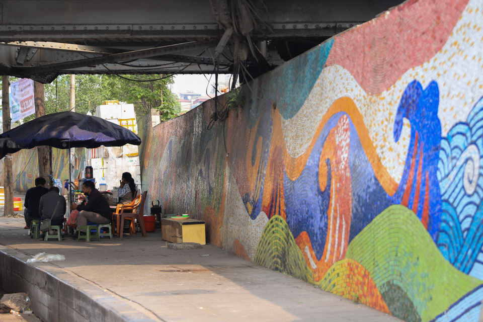 Nơi đây còn bị chiếm dụng bởi quán vỉa hè. (Ảnh: Hoài Nam/Vietnam+)