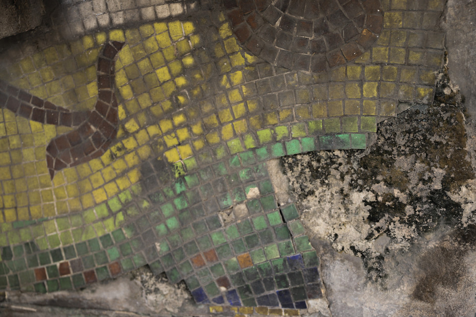 Sau 13 năm, con đường nhiều đoạn đã bong tróc gạch và mốc meo. (Ảnh: Hoài Nam/Vietnam+)