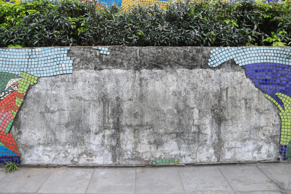 Người dân và khách du lịch khi trở lại Hà Nội sau nhiều năm không khỏi ngỡ ngàng và tiếc nuối trước sự xuống cấp của con đường gốm sứ. (Ảnh: Hoài Nam/Vietnam+)