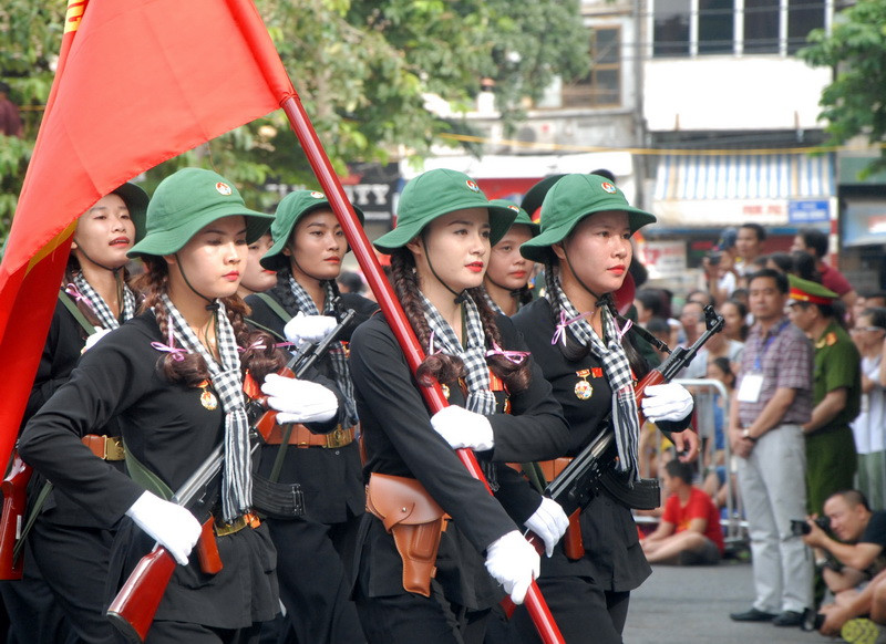 Khối nữ Dân quân Tự vệ trong trang phục áo Phụ nữ miền Nam thời Kháng chiến (Nguồn: TTXVN)