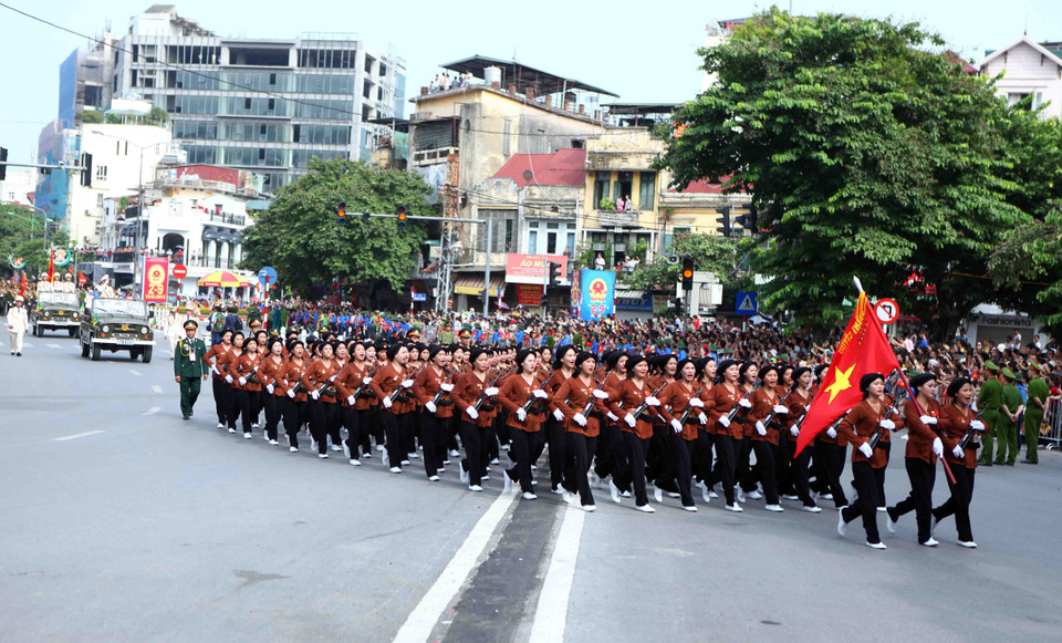 Khối nữ Dân quân Tự vệ trong trang phục Áo nâu sồng chít khăn mỏ quạ (Nguồn: TTXVN)