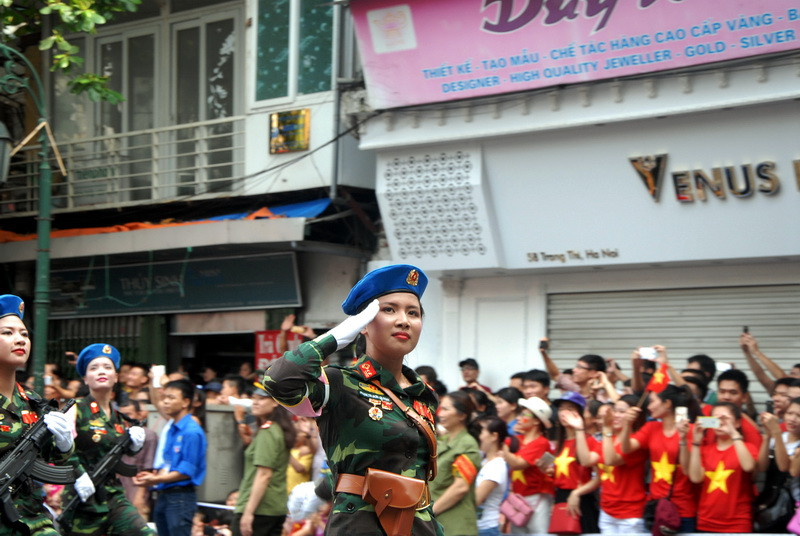 Trả lời báo Quân đội Nhân dân, Trung tá Phạm Ngọc Tư, Chính trị viên Khối nữ quân y cho biết: Khối trưởng Phạm Trúc Sơn Quỳnh có động tác điều lệnh đẹp mắt, đáp ứng được niềm tin của ban chỉ huy dành cho ngay từ ngày đầu huấn luyện. (Nguồn: TTXVN)