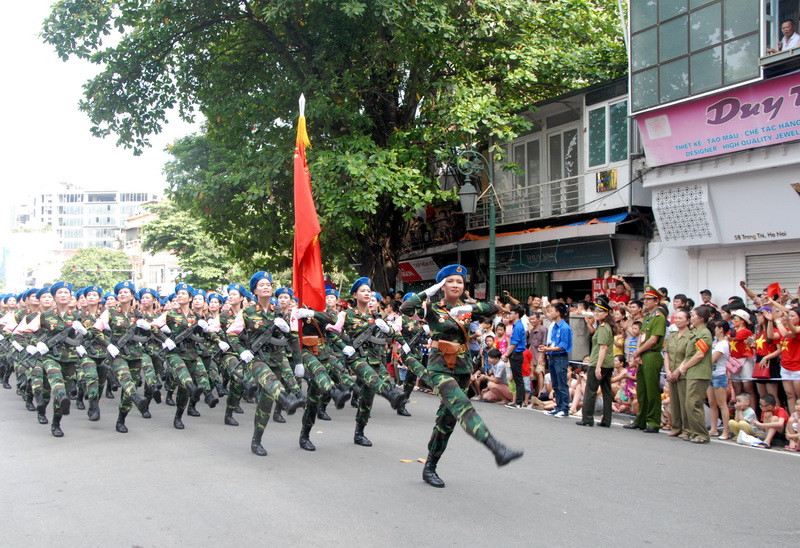 Khối nữ trường Quân y trên đường phố Hà Nội (Nguồn: TTXVN)