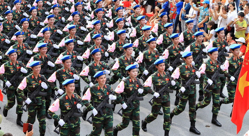 Khối nữ chiến sĩ quân y được khán giả xem truyền hình cả nước chú ý bởi những động tác điều lệnh nhanh, mạnh, dứt khoát, vừa toát lên vẻ hùng dũng của đội hình khối, vừa giữ nguyên vẻ duyên dáng, mềm mại. (Nguồn: TTXVN)