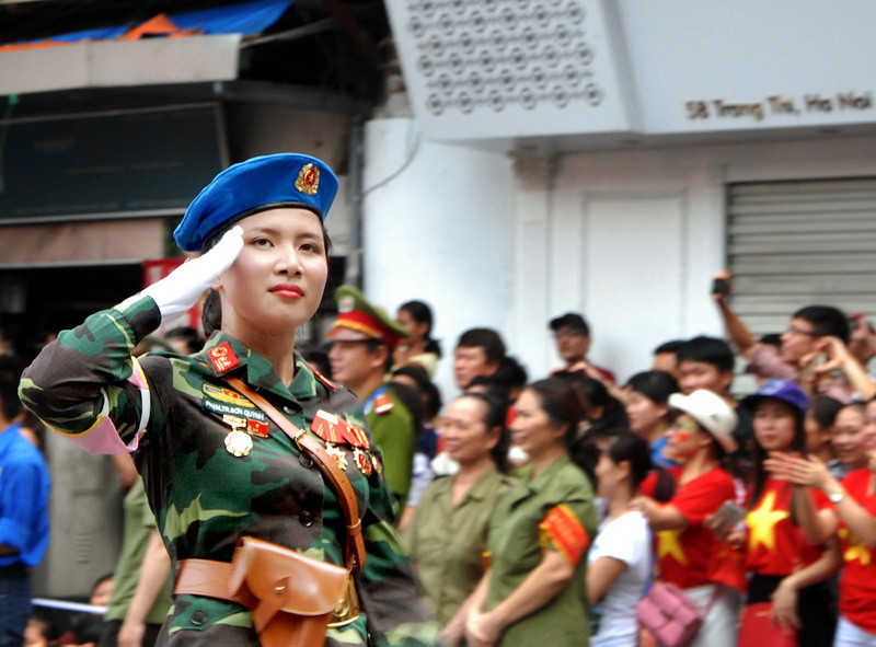  Nữ khối trưởng của khối nữ chiến sỹ quân y - Thiếu úy, Quân nhân chuyên nghiệp Phạm Trúc Sơn Quỳnh tham gia diễu binh trên đường phố Hà Nội (Nguồn: TTXVN)