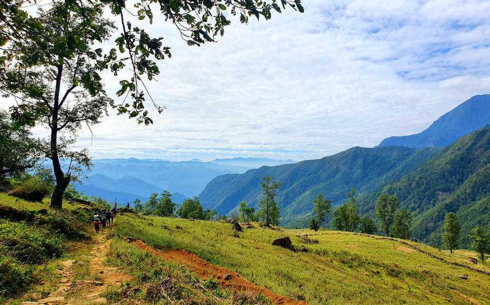 Nhắc đến Tây Bắc, chúng ta liên tưởng ngay đến những dãy núi non hùng vĩ trùng điệp, những bản sương giăng, những đèo mây phủ hòa quyện lại làm nên một Tây bắc vô cùng quyến rũ. (Ảnh: Thanh Nguyễn/Vietnam+)