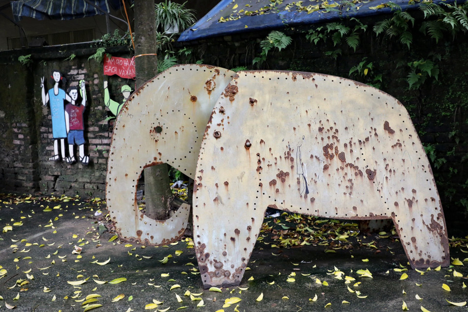 Các tác phẩm sau một thời gian chịu ảnh hưởng của thời tiết đã hư hỏng dần mà không được tu sửa. (Ảnh: PV/Vietnam+)