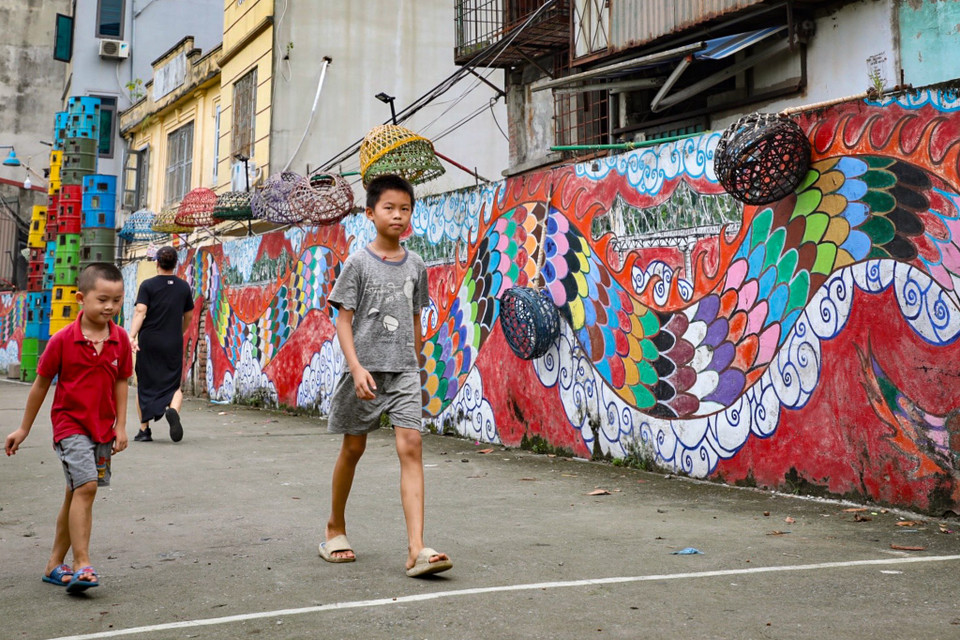 Một người dân sinh sống tại đây chia sẻ: ‘Những tác phẩm nghệ thuật ngày càng xuống cấp trầm trọng, hư hỏng nặng. Nếu không thể tu sửa và duy trì thường xuyên thì cơ quan chức năng cũng nên dọn dẹp sạch sẽ.’ (Ảnh: PV/Vietnam+)