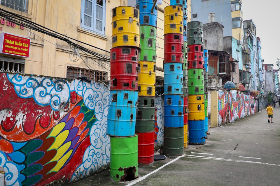 Đầu năm 2020, chính quyền phường Phúc Tân (quận Hoàn Kiếm) cùng nhóm nghệ sĩ tình nguyện đã sáng tạo ra 16 tác phẩm ‘biến’ bãi tập kết rác ven sông Hồng thành một không gian nghệ thuật. (Ảnh: PV/Vietnam+)