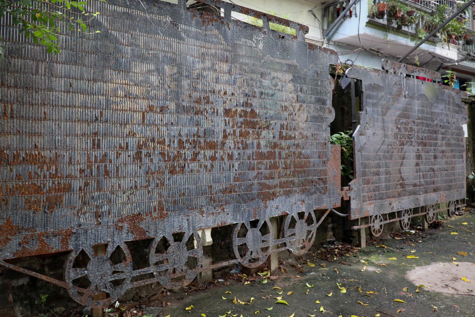 Các tác phẩm bằng kim loại hầu hết đã hoen gỉ, không còn thu hút người dân hay khách du lịch ghé qua con đường này. (Ảnh: PV/Vietnam+)