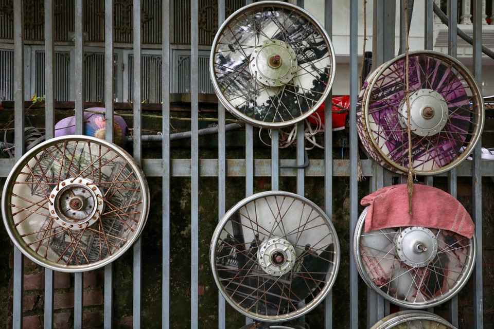 Những mô hình này đang dần trở về với hình dáng ban đầu khi ở điểm tập kết phế thải cách đây 3 năm. (Ảnh: PV/Vietnam+)