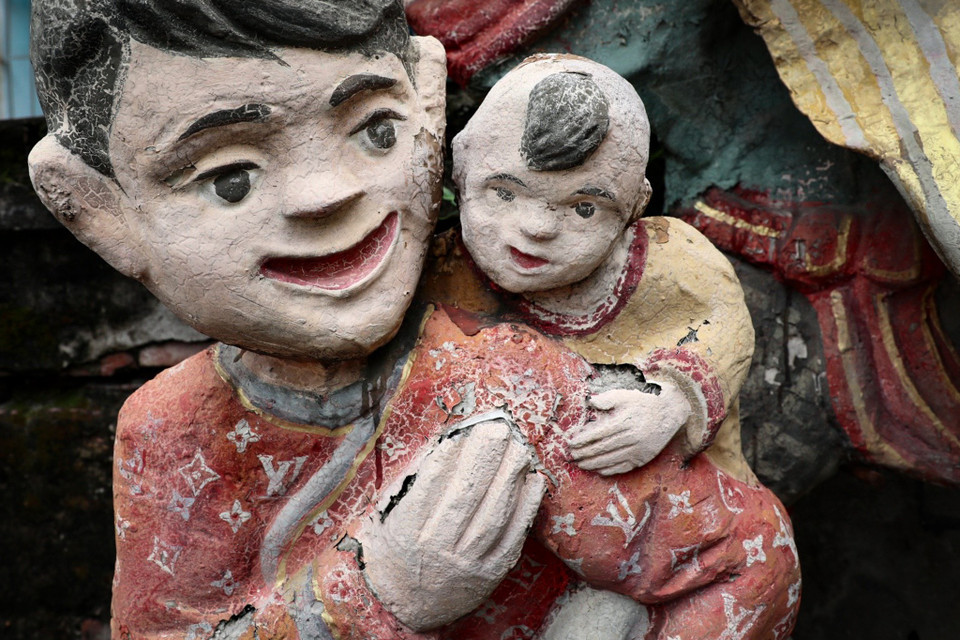 Hầu hết tác phẩm nghệ thuật đều bong tróc, kiểu dáng và màu sắc không rõ nét… khiến khu vực này trở nên nhếch nhác. (Ảnh: PV/Vietnam+) 