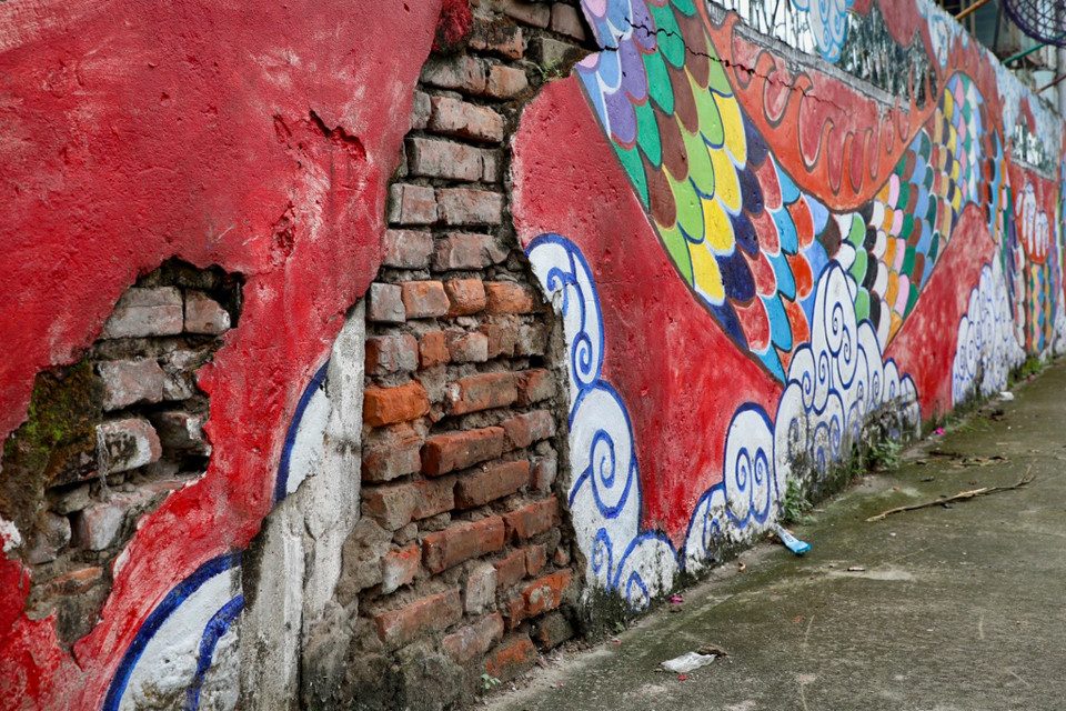 ‘Rồng của dòng sông’ với màu sắc sặc sỡ, là tác phẩm được chú ý nhiều nhất, đến nay cũng bị ‘tróc vẩy, lộ xương.’ (Ảnh: PV/Vietnam+)