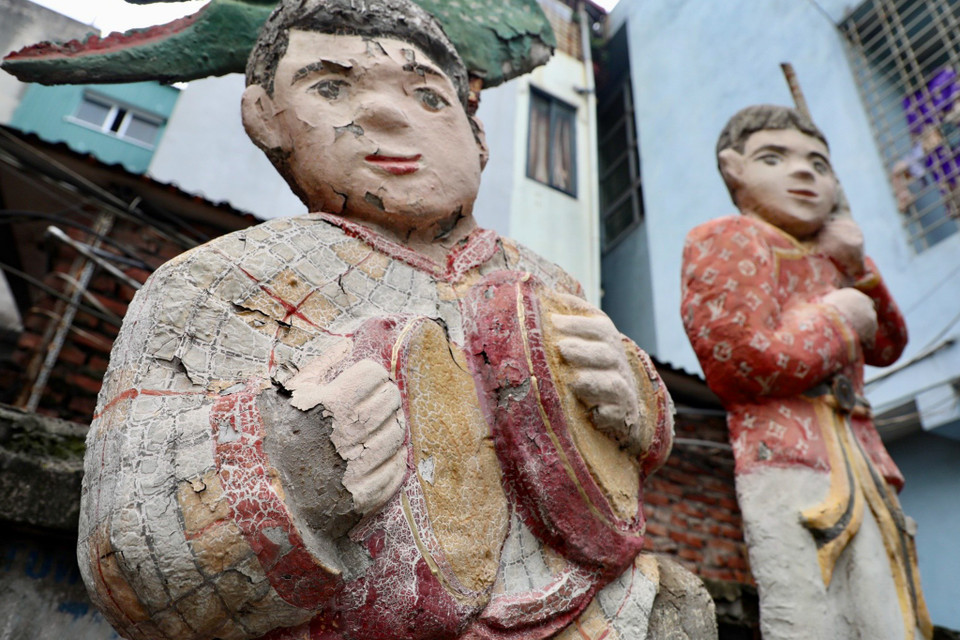 Tác phẩm ‘Múa lân’ của nghệ sĩ Nguyễn Xuân Lam bị bong tróc, nhiều vết nứt xuất hiện ở phần thân và màu sơn của tác phẩm cũng bị bạc. (Ảnh: PV/Vietnam+)