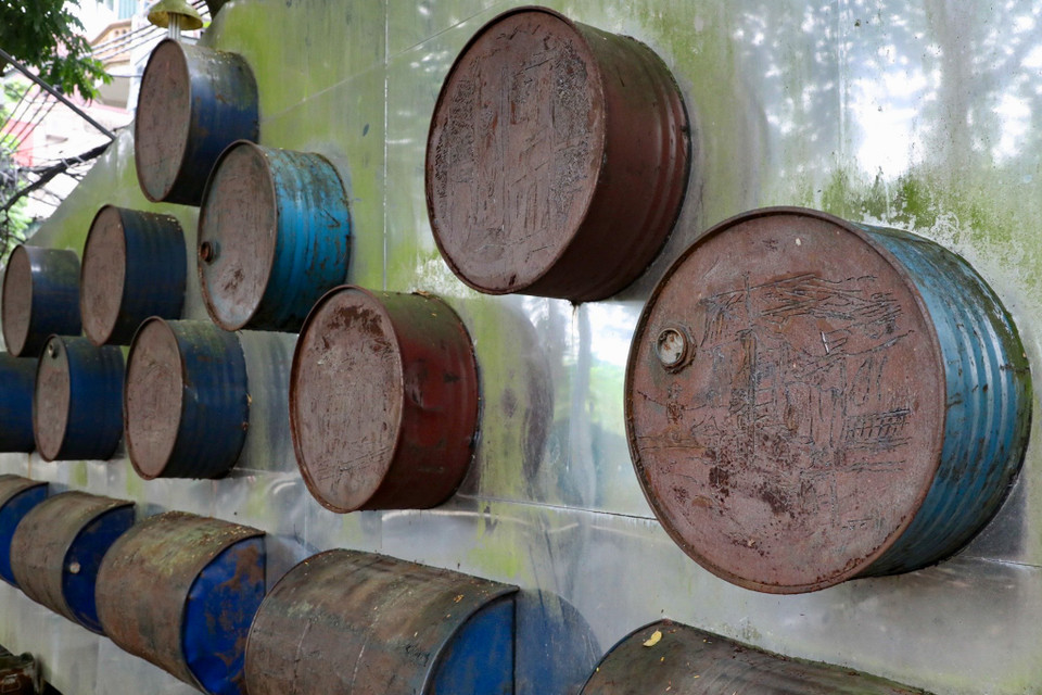 Theo cảm nhận của những người dân thường xuyên qua khu vực này, các tác phẩm đẹp đẽ ban đầu bây giờ nhếch nhác giống một khu phế thải hơn là một nơi trưng bày tác phẩm nghệ thuật. (Ảnh: PV/Vietnam+)