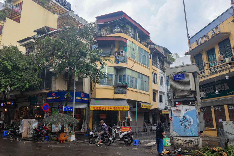 Cách đó không xa, ngôi nhà số 46 Hàng Gai, đoạn giao với phố Tố Tịch ( Hàng Gai, Hoàn Kiếm, Hà Nội) đang trong tình trạng siêu vẹo sau bão. (Ảnh: Hoài Nam/Vietnam+)