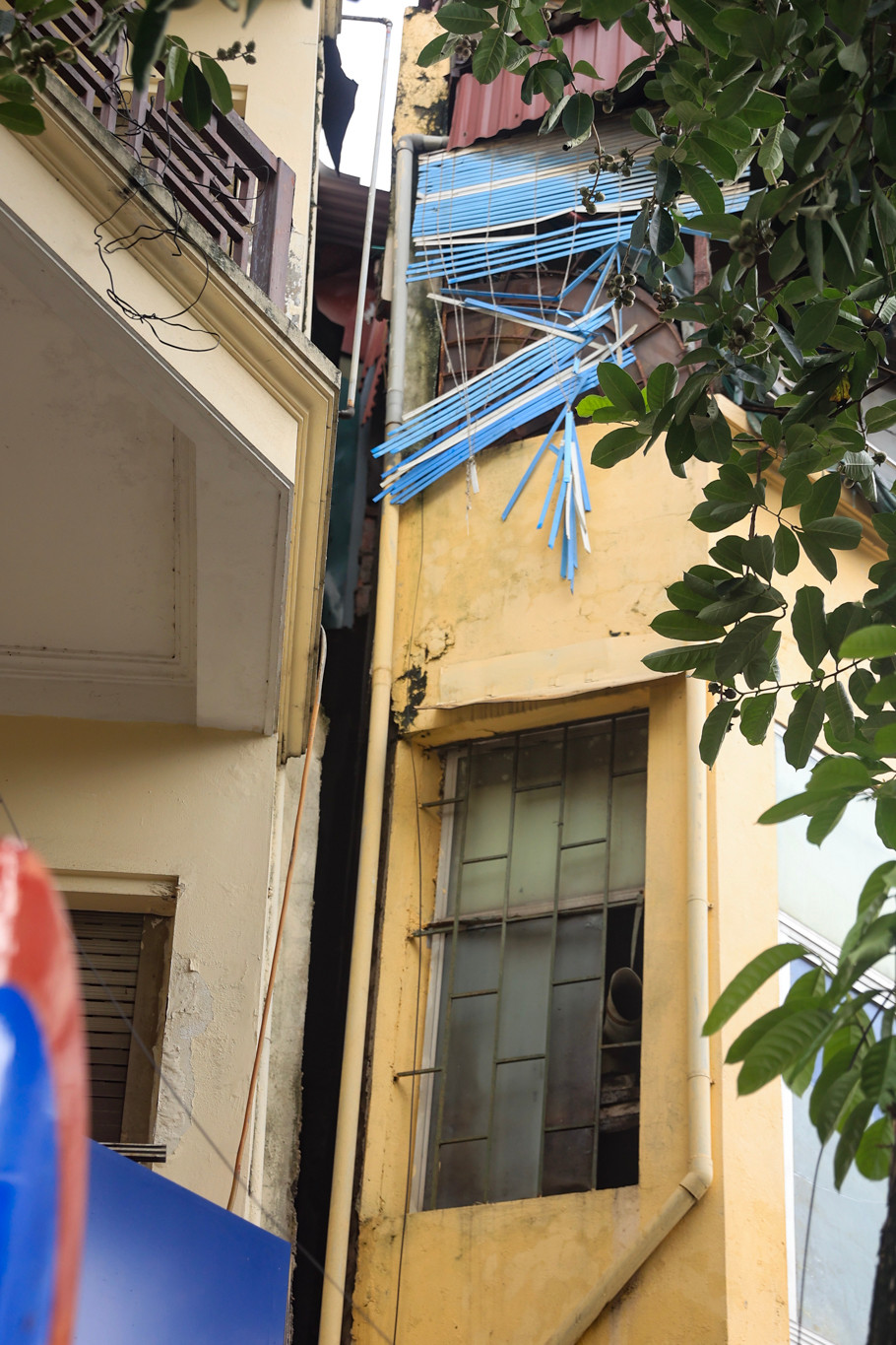 Ngôi nhà đã bị nghiêng ngả, có thể quan sát bằng mắt thường, phần tường đã bị tách ra một khoảng lớn. (Ảnh: Hoài Nam/Vietnam+)