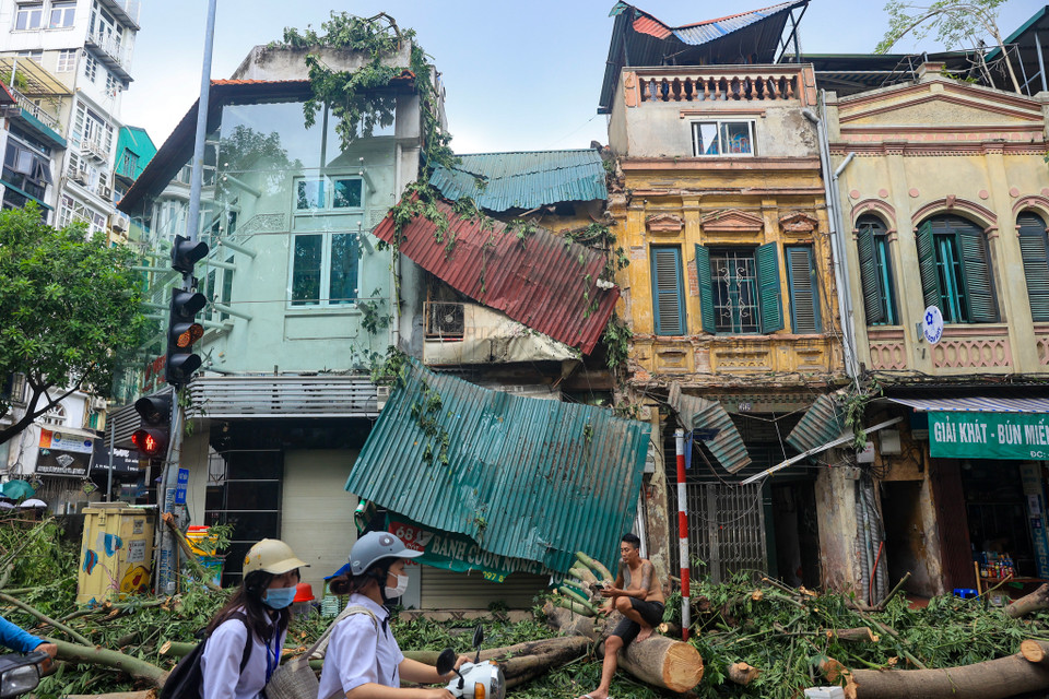 Anh Dương Minh Tuấn chủ nhà bày tỏ sự lo ngại về mất an toàn cho gia đình cũng như người đi đường nhưng chưa biết phương án xử lý. (Ảnh: Hoài Nam/Vietnam+)