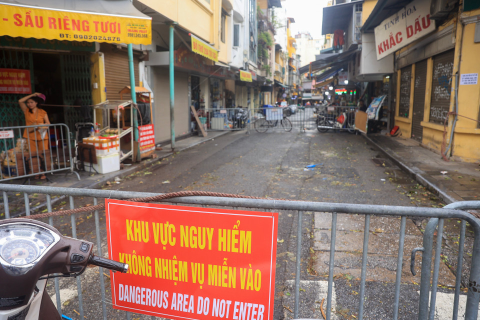 Lực lượng chức năng đã phong tỏa khu vực và gắn biển cảnh báo nguy hiểm tại đây. (Ảnh: Hoài Nam/Vietnam+)