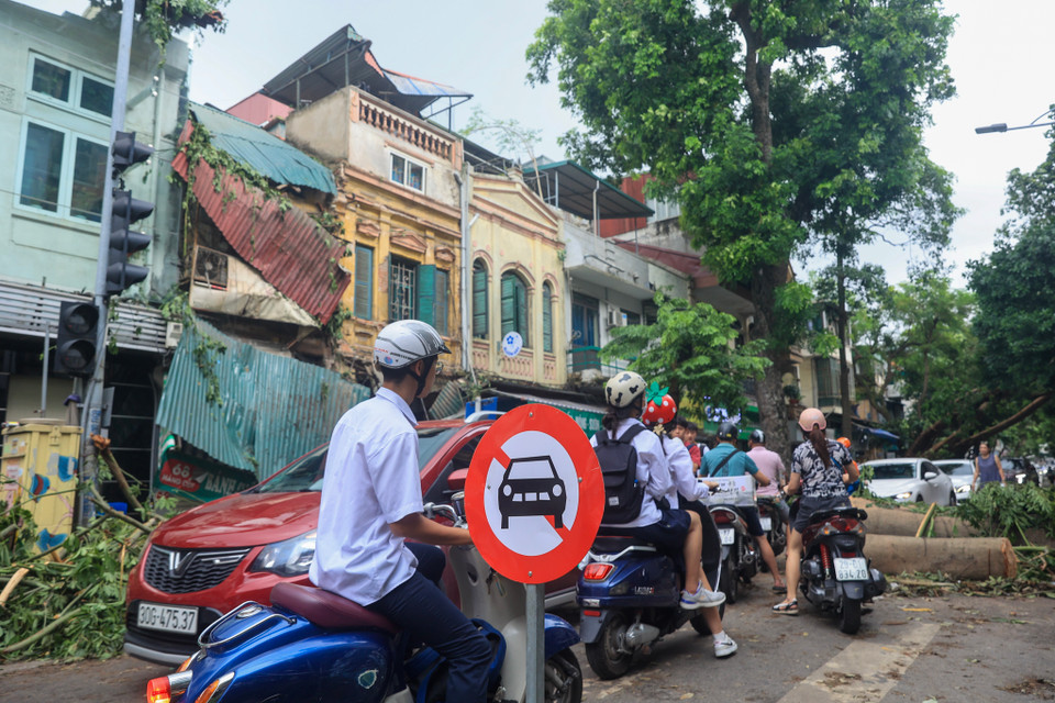 Sau cơn bão số 3, một số khu vực trên khu phố cổ (Hoàn Kiếm, Hà Nội) ghi nhận tình trạng nhà nghiêng ngả, mái tôn bị gió quật vẫn lủng lẳng trên đầu người dân, tiềm ẩn nguy cơ mất an toàn. (Ảnh: Hoài Nam/Vietnam+)