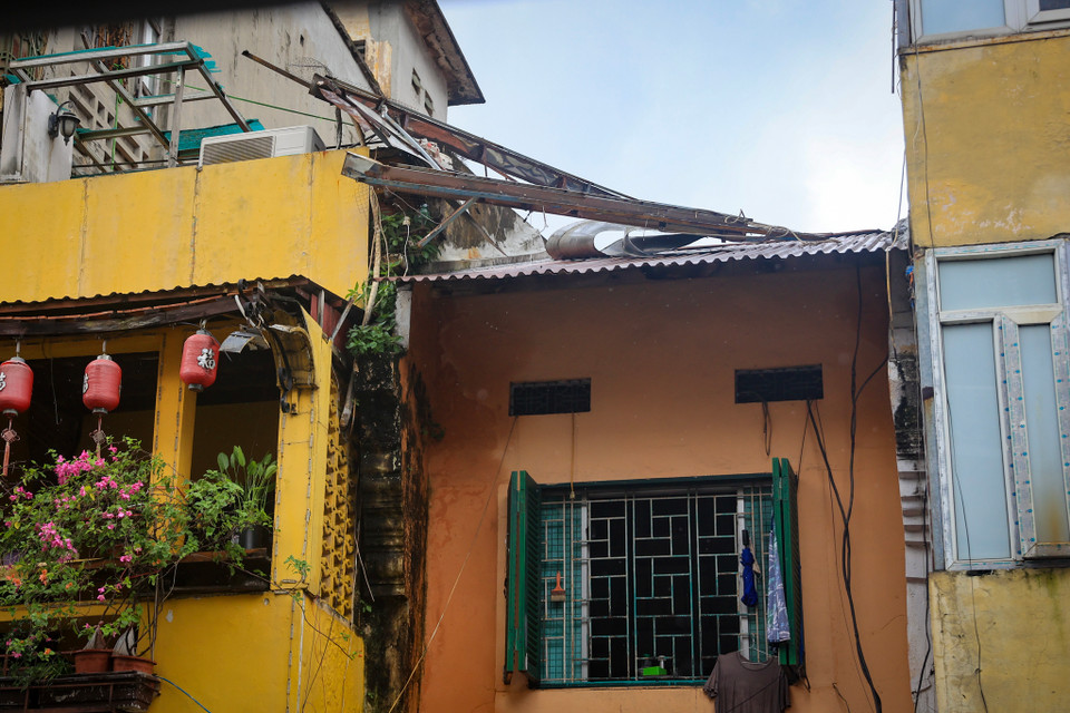 Theo như chủ nhà cho biết, phần mái tôn của nhà hàng xóm bị gió lật sang bên mái nhà mình và chưa tìm cách lấy xuống được. (Ảnh: Hoài Nam/Vietnam+)