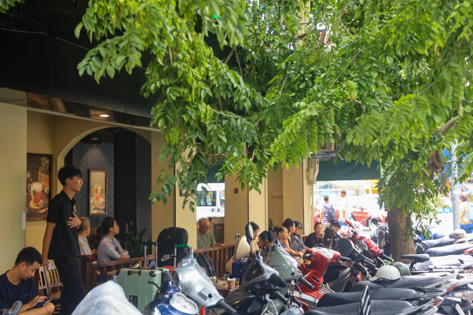 Các hoạt động kinh doanh vẫn diễn ra ngoài vỉa hè bất chấp nguy cơ mất an toàn. (Ảnh: Hoài Nam/Vietnam+)